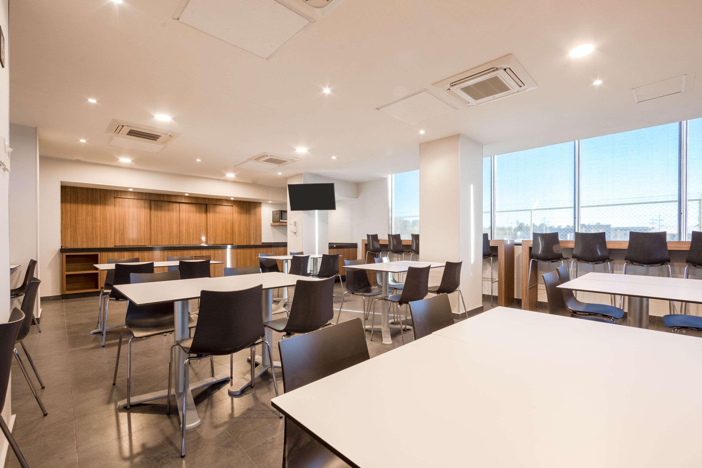 Comfort Inn Делисиас Екстериор снимка