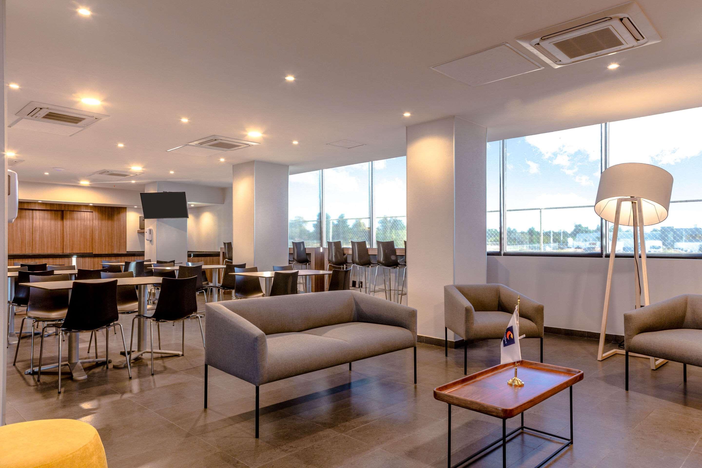 Comfort Inn Делисиас Екстериор снимка