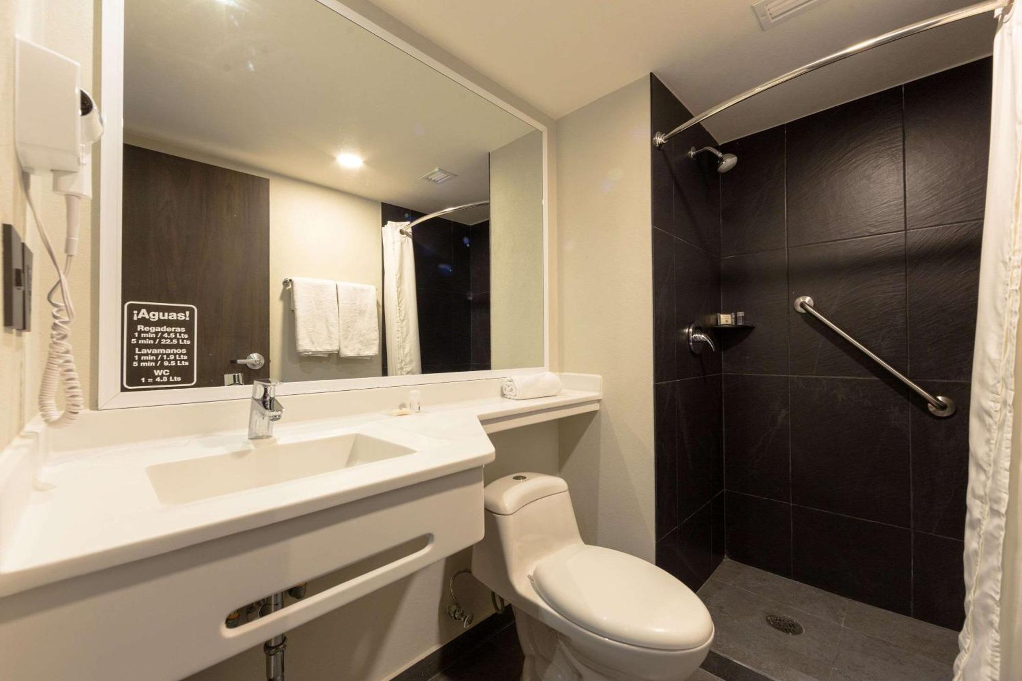 Comfort Inn Делисиас Екстериор снимка